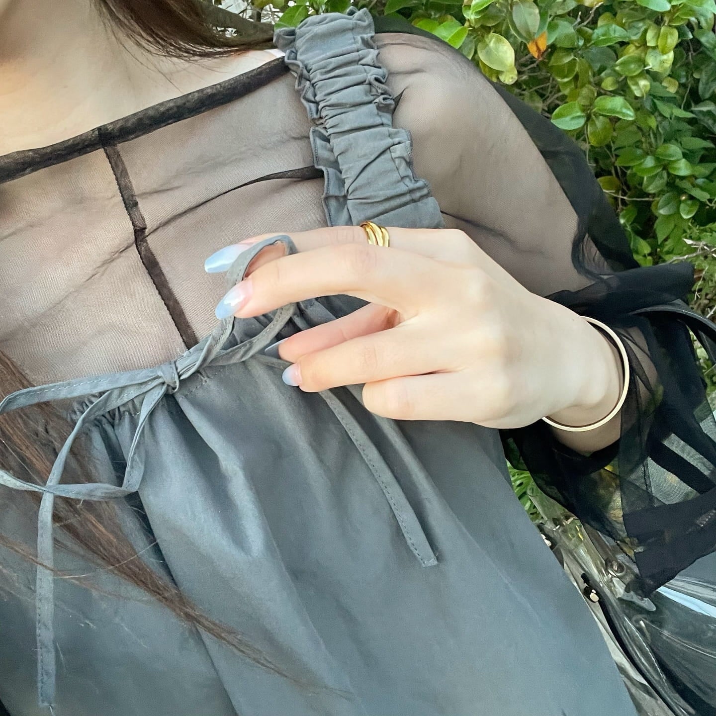 透け感コーデに映える、さりげない重ねリング。