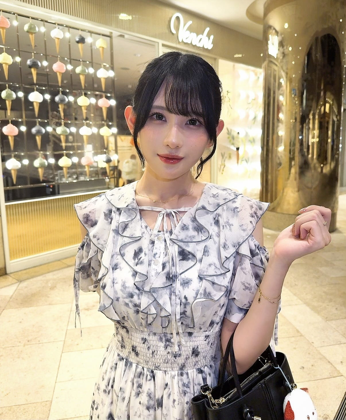 甘さを添えて、自然体で楽しむ華奢なブレスレット。