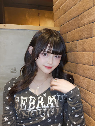 甘さとクールさをつなぐ、さりげないクロスの輝き。