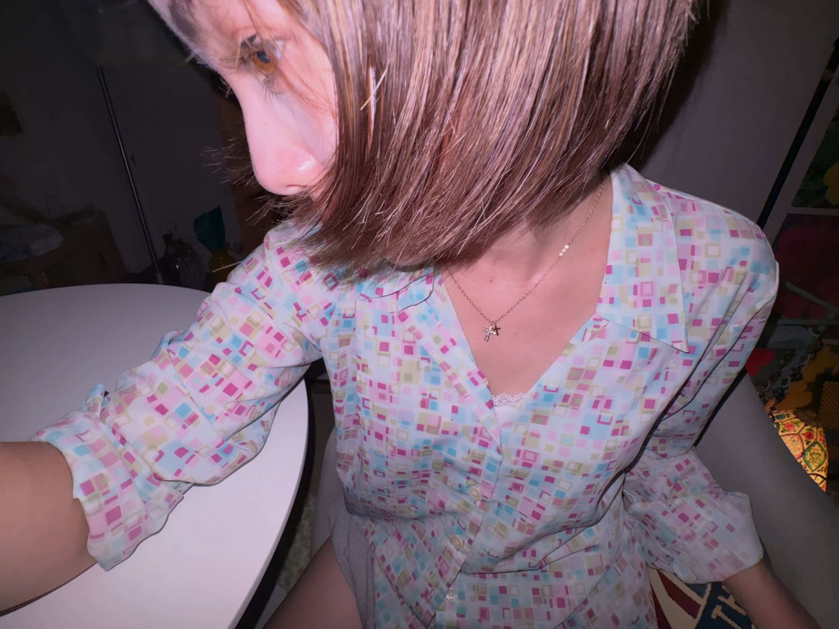 淡いカラーにきらりと映える、華奢なダブルクロスネックレス。