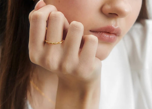 シンプルで上品なリングの魅力|おしゃれな人が選ぶ“ちょうどいい”デザイン集