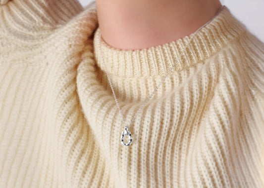 シンプルメンズチェーンネックレスの魅力と選び方|オンオフで活躍!