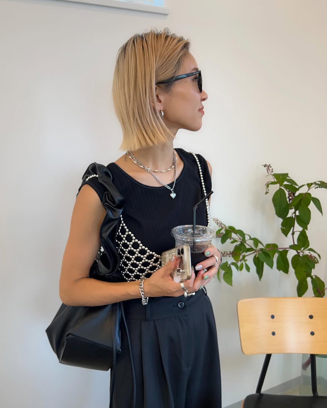 夏コーデに映える、クールな“抜け感”ブレスレット