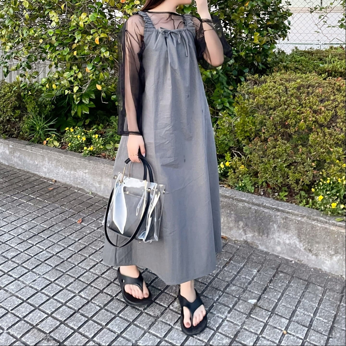 グレーワンピースにゴールドリングを合わせた夏のカジュアルコーディネート