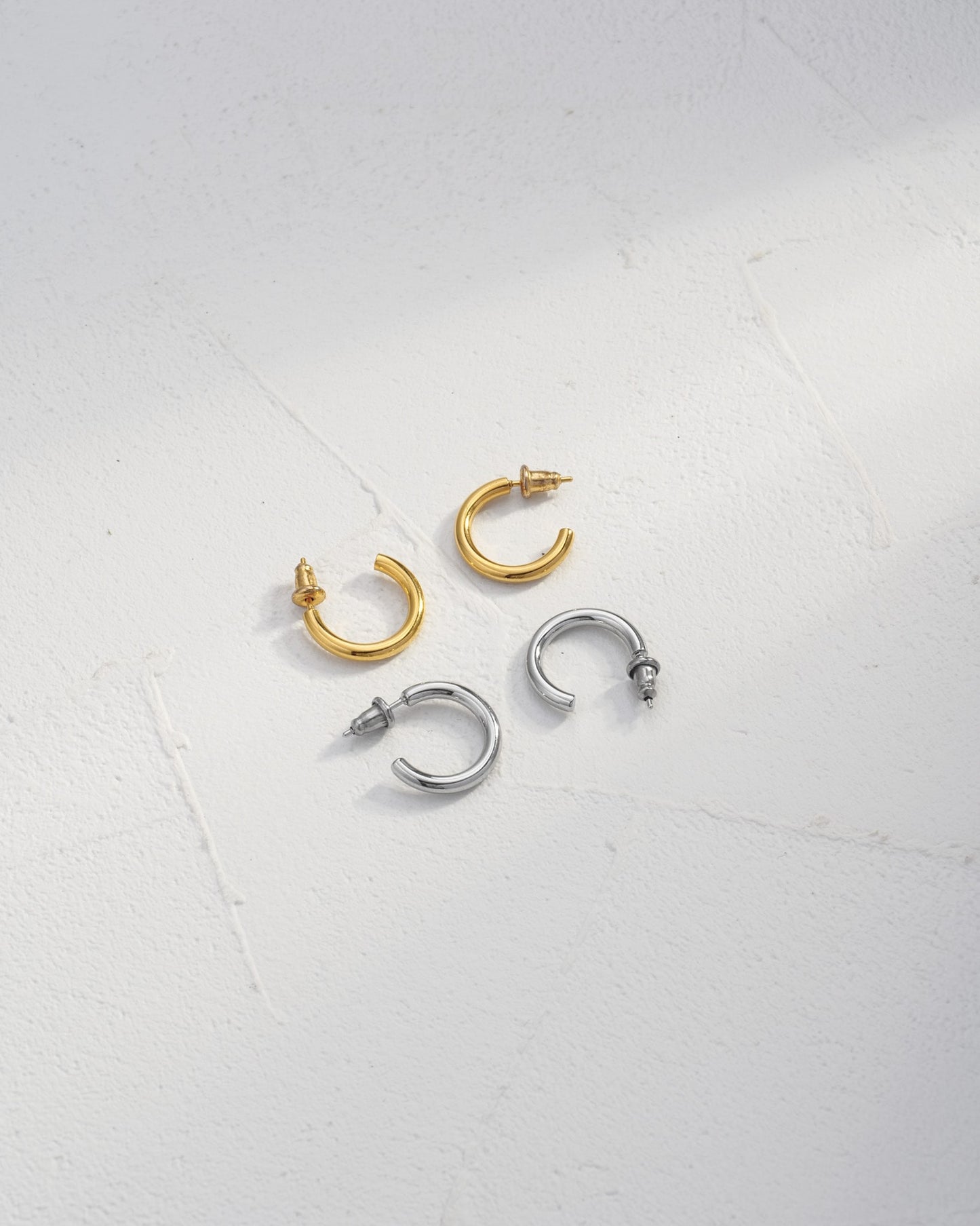 シンプルなフープピアス