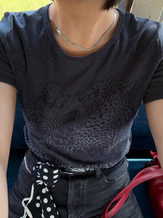 クールな印象を与えるシルバーネックレス