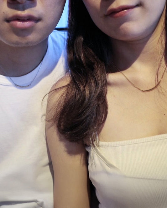 シンプルに映えるお揃いネックレス