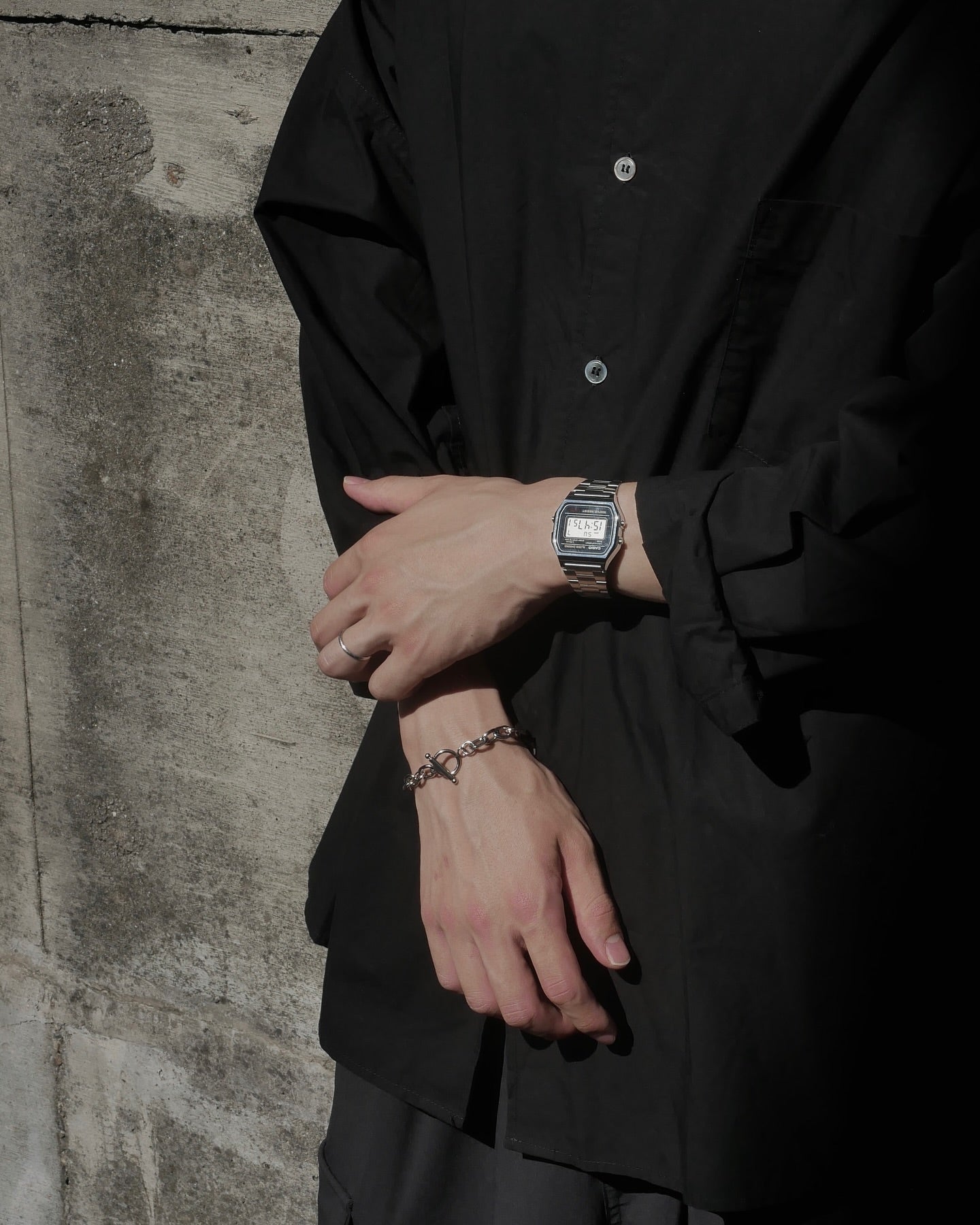 手元にさりげないアクセントを添える、ミニマルなチェーンブレスレット。