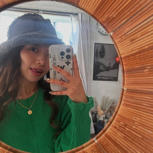 カジュアルに映えるコインネックレス