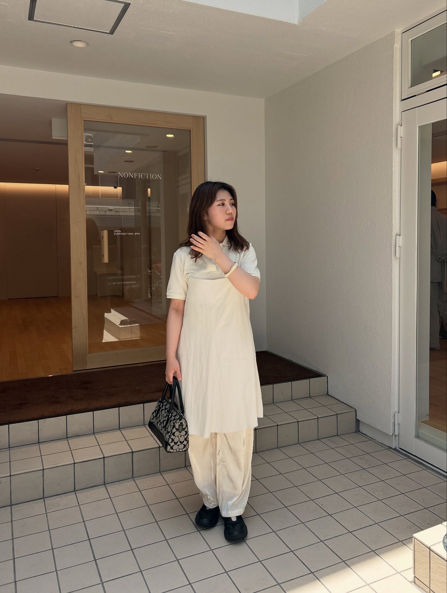 シンプルだからこそ映える、ペアでも使えるバーネックレス。