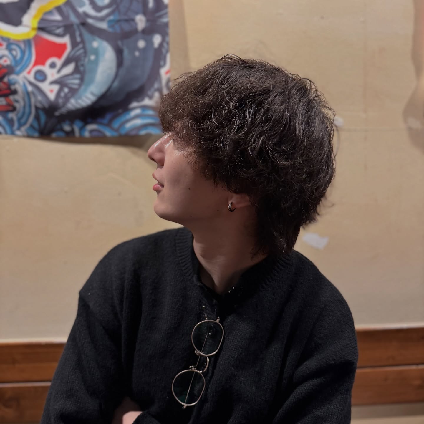 ラフなスタイルにもすっと馴染む、ミニマルなシルバーのピアス。