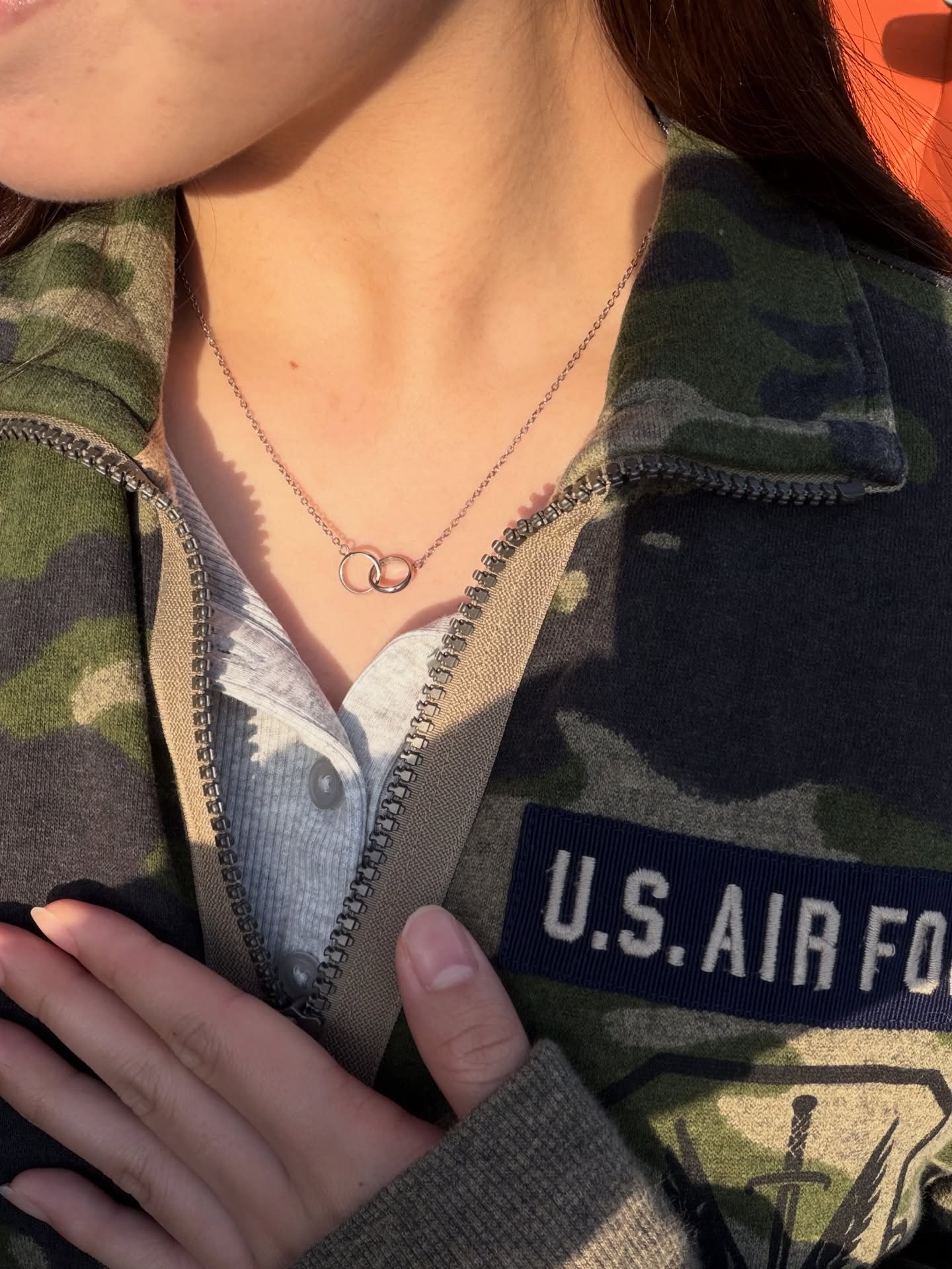 カジュアルに溶け込む、リングモチーフネックレスのやさしい存在感。