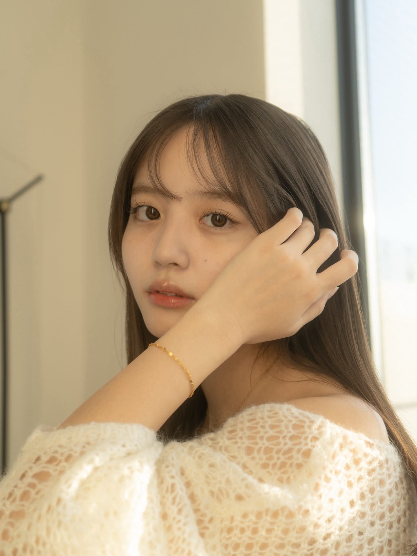 何気ない仕草をきれいに見せる、華奢レイヤードブレスレット。