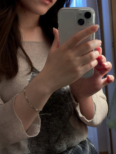 やわらかな装いに馴染む、華奢なボックスブレスレット。