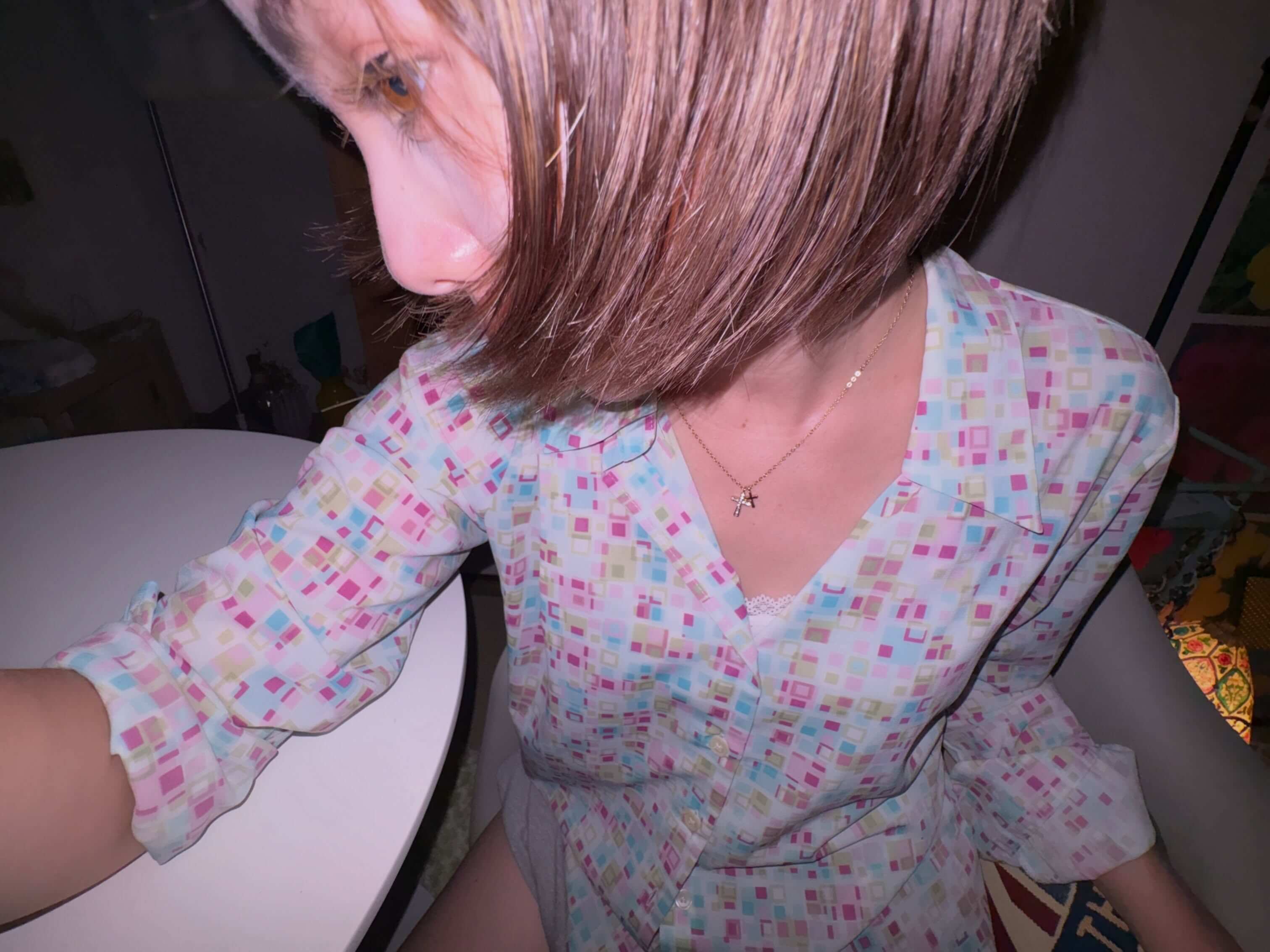 淡いカラーにきらりと映える、華奢なダブルクロスネックレス。