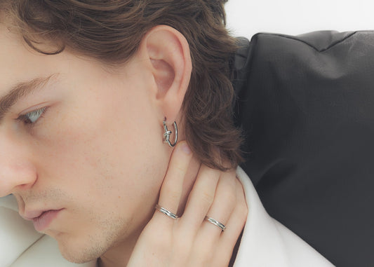 メンズピアスは片耳から？違和感なく使える選び方とおしゃれな着けこなし術