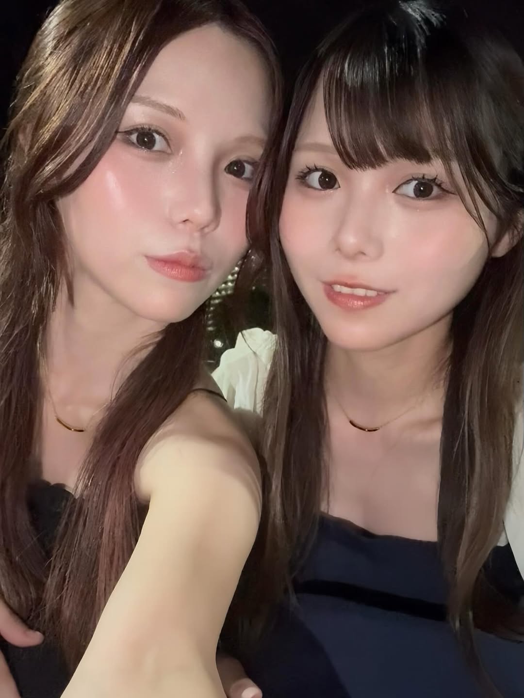 夜のシーンを華やかに彩る、バーネックレスの煌めき。