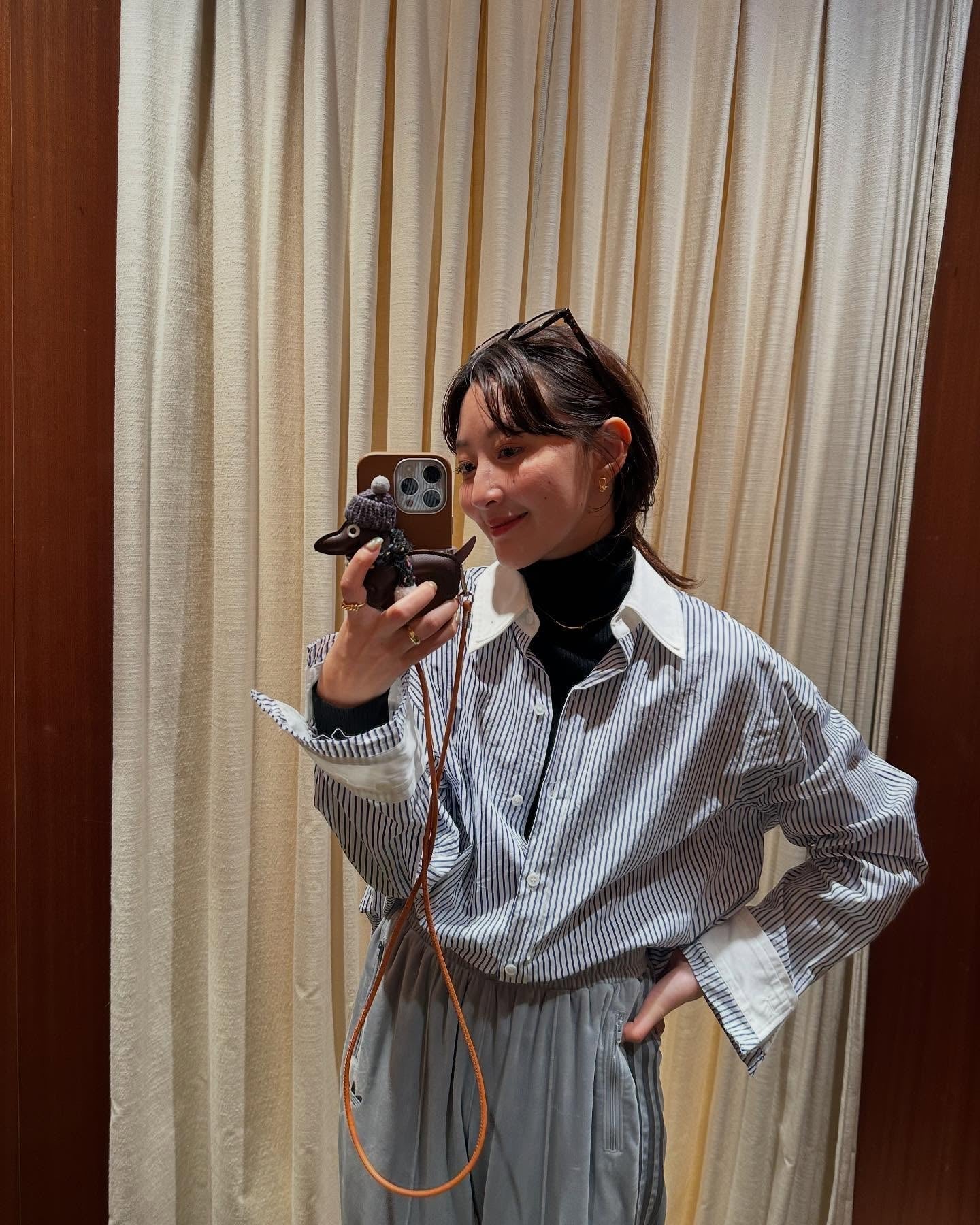 冬のコーディネートを格上げするバーネックレス。