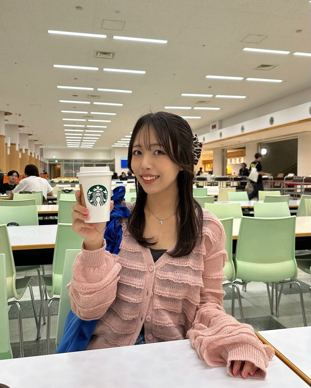 ピンクを主役に、シルバーのクロスで透明感を。