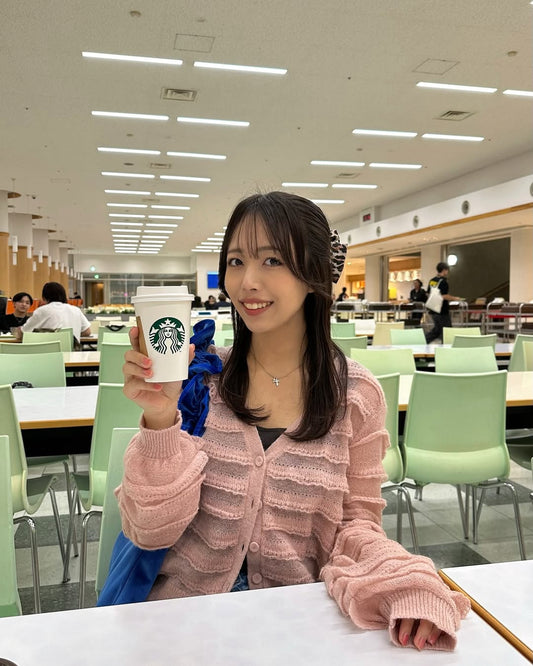 ピンクを主役に、シルバーのクロスで透明感を。