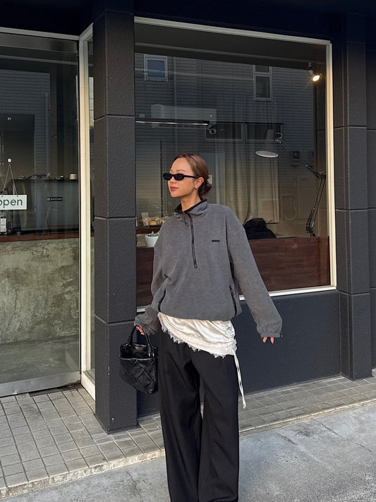 ラフな日常にきらめきを添える、さりげないリング。