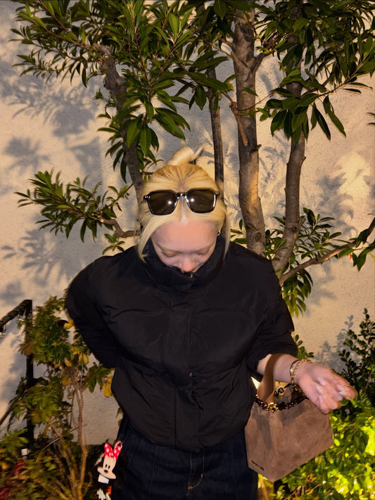 夜のカジュアルに映える、さりげないゴールドバングル。