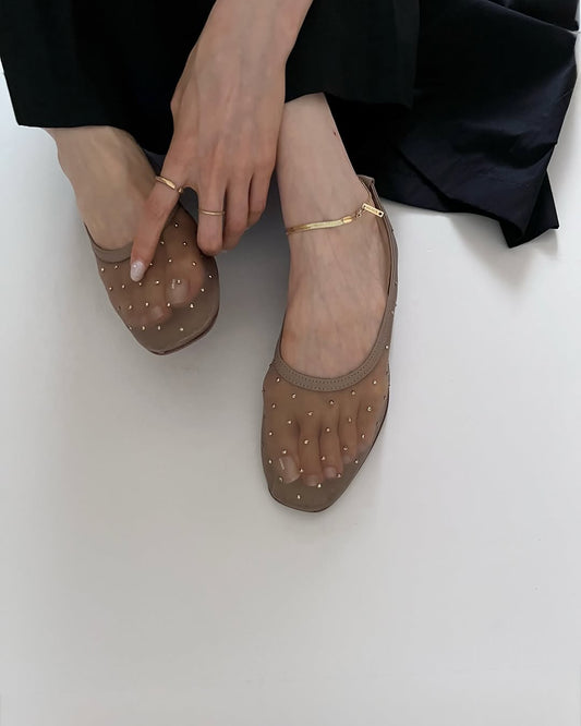 抜けのある装いに深さを足すアンクレット