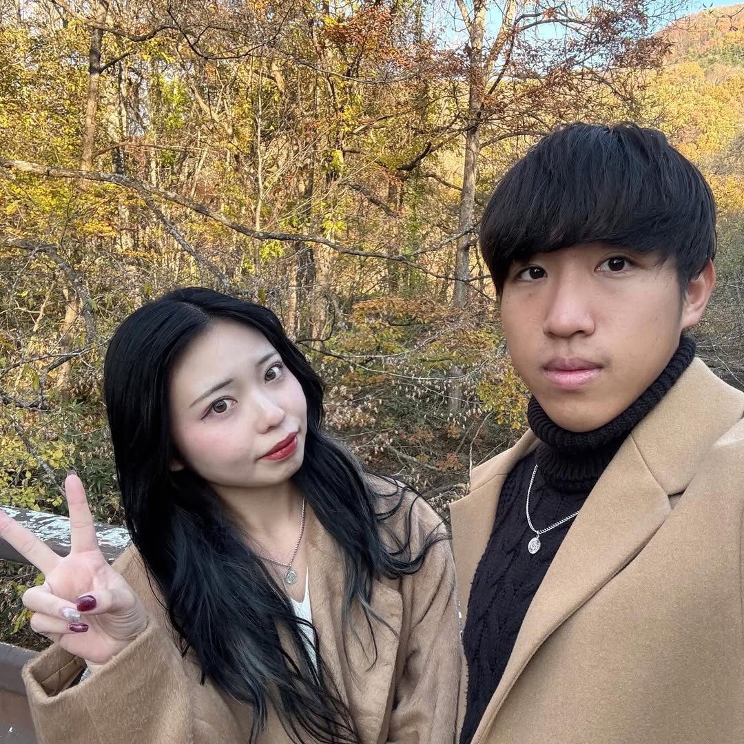 さりげなくおそろい、冬を彩るペアネックレス。