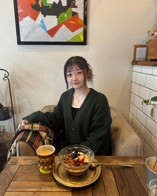 さりげなくも確かな存在感を放つフェザーネックレス