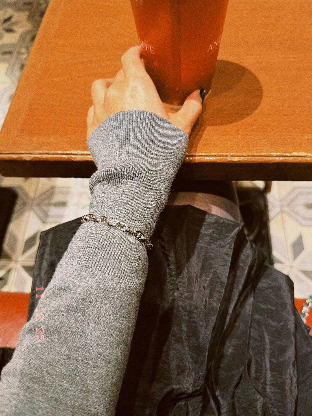 冬のスタイルに映える、さりげないシルバーブレスレットの存在感。