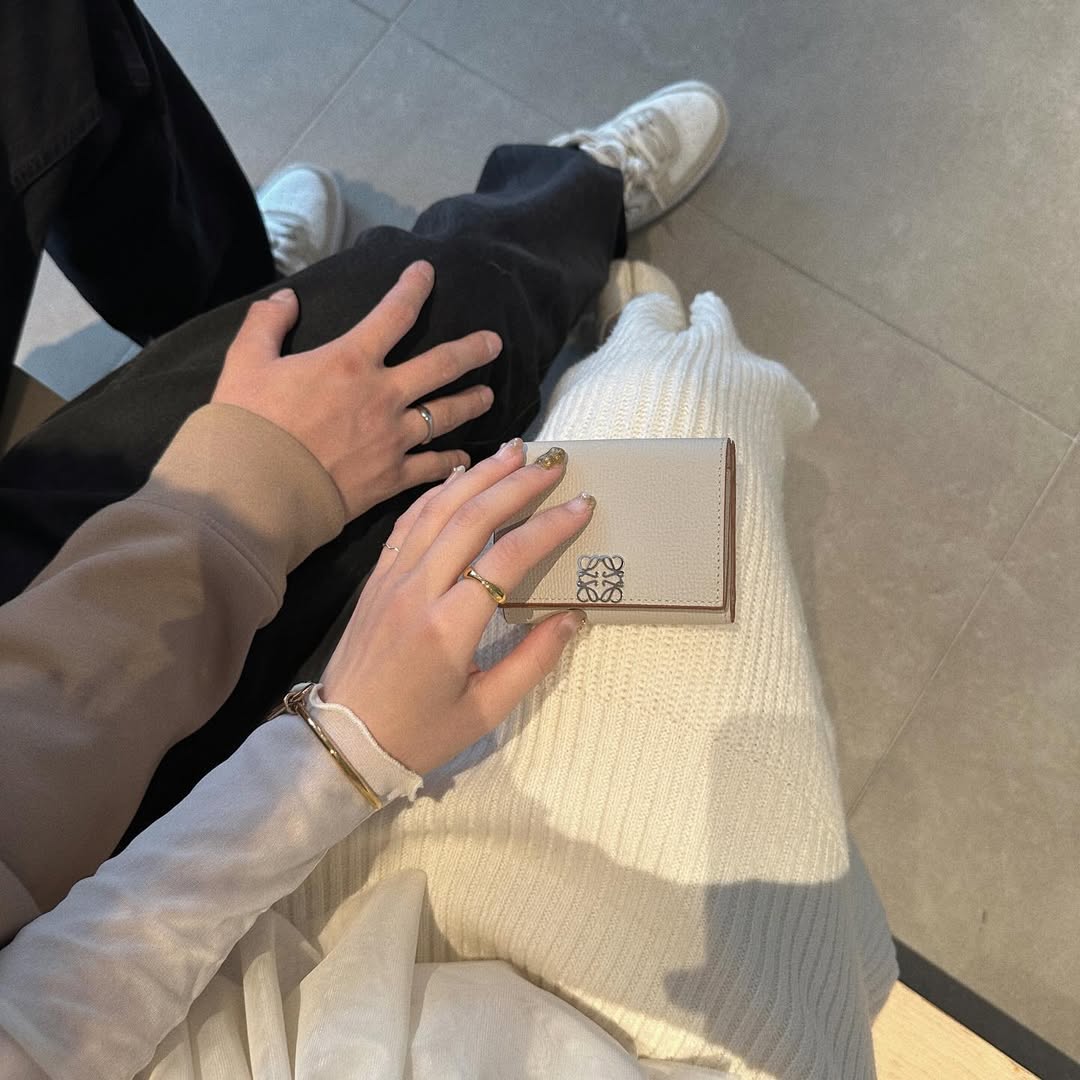 手元にそっと重なるペアリング、ふたりのミニマル。