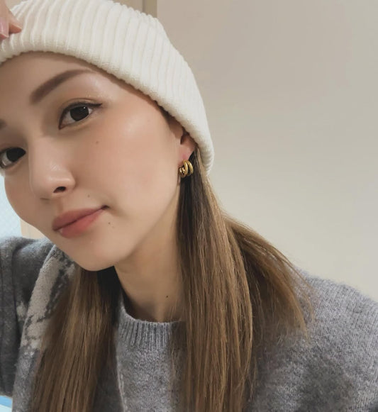 横顔に品のある深みを添えるフープピアス。