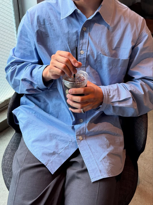 指先にさりげなく宿る、3連のリング