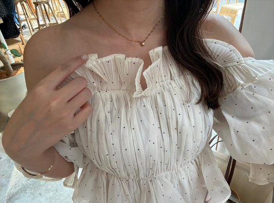 ゆるっとかわいい首元に、きらりときらめくペタルネックレス。