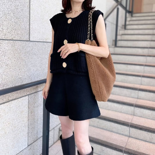 上品に引き立てる“ブレスレット”の存在感