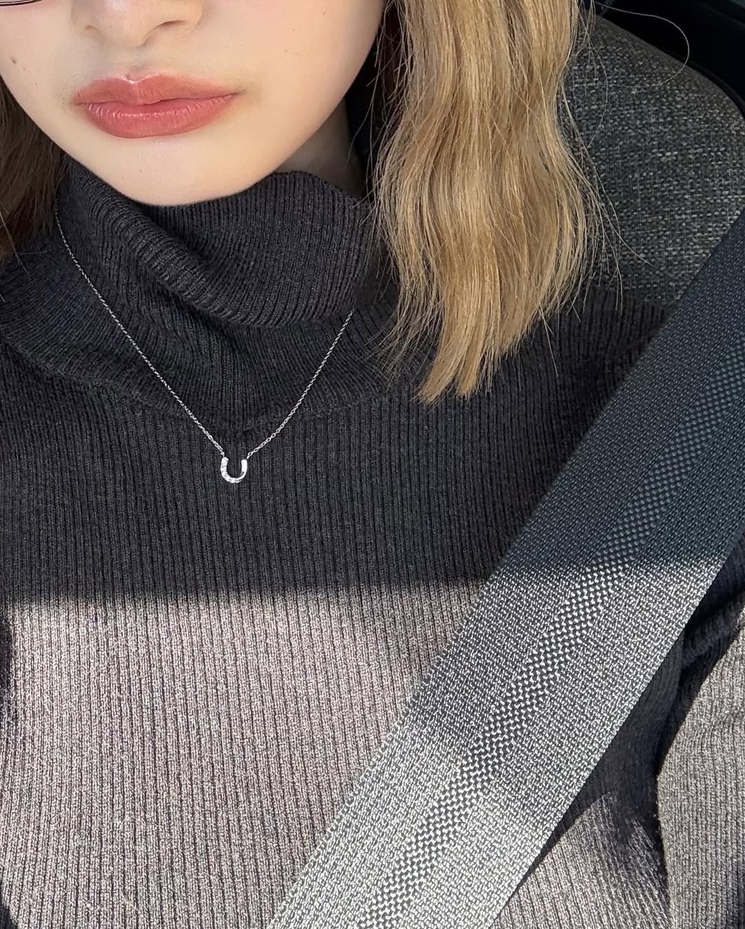 小さな幸運をそっと灯す、ミニホースシューネックレス。