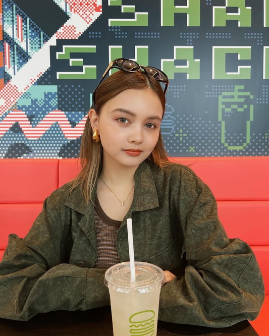 光を受けて、可憐にきらめくネックレス