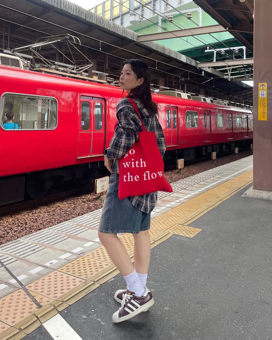 ラフなスタイルに映える、そっときらめくコインブレスレット。