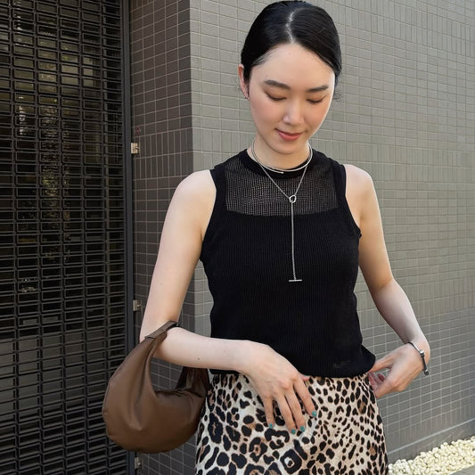 首元にちょっとしたリズムをくれるネックレス