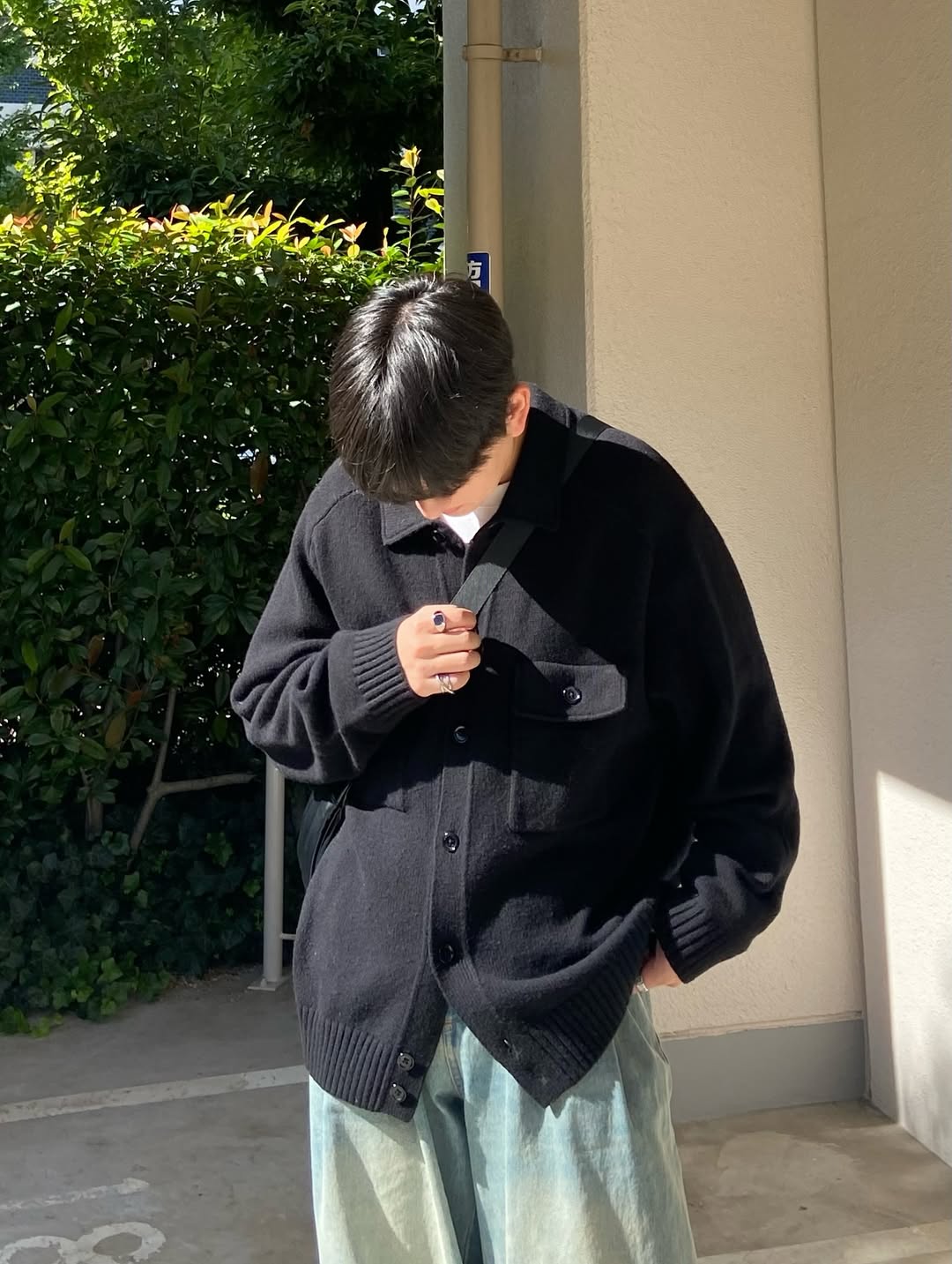 大人のカジュアルに馴染む、上品なアクセントリング。