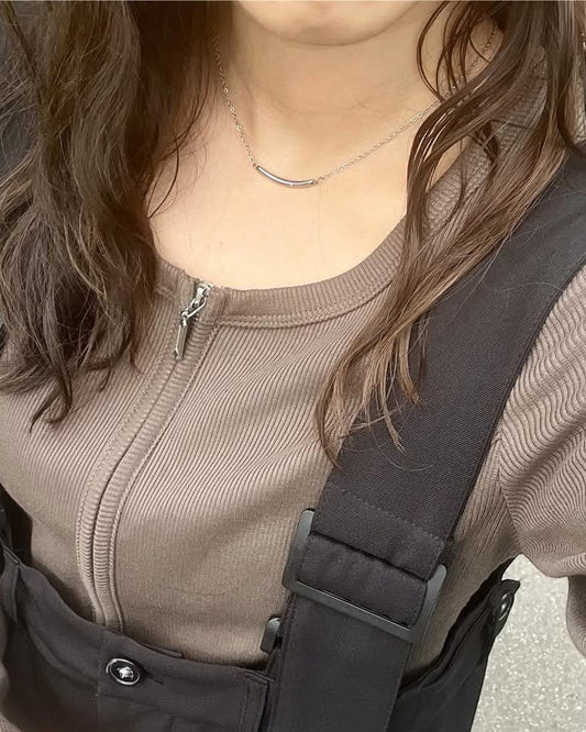 シンプルに映える、上品なワンポイントネックレス