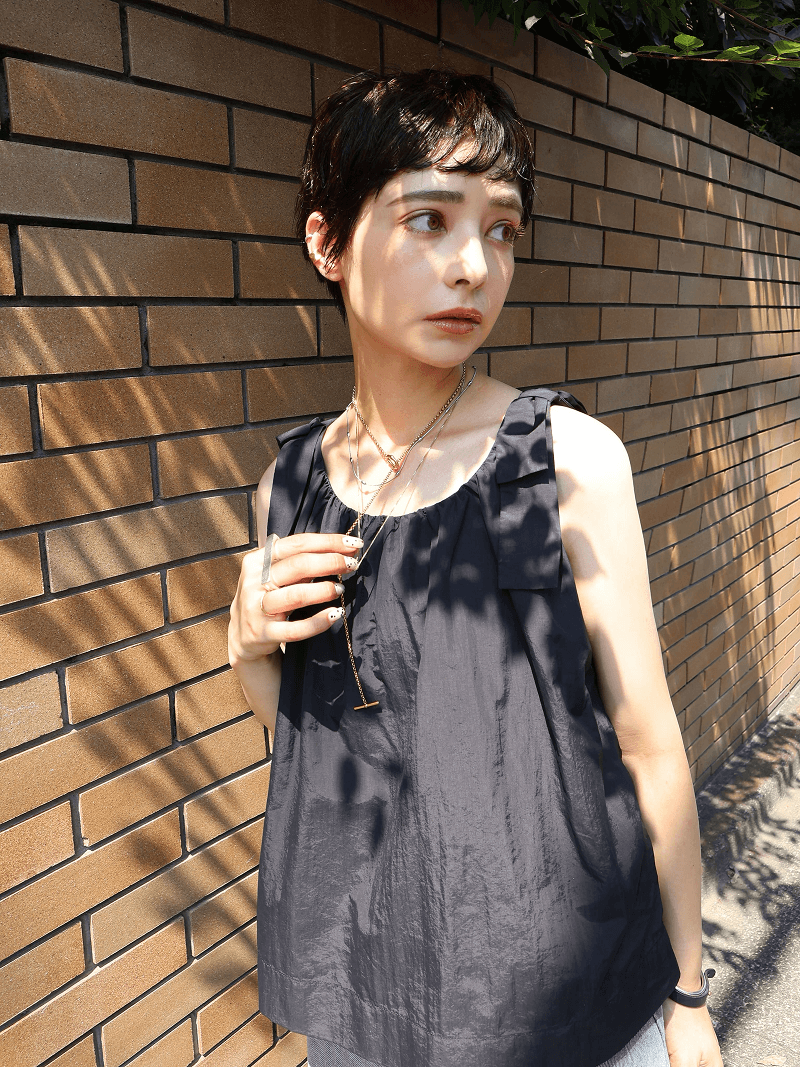 首元に奥行きをつくる、自然体のレイヤードネックレス。