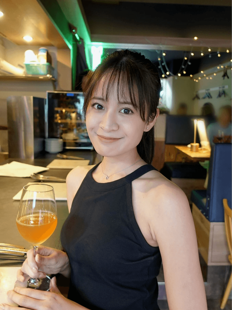シンプルな装いにそっと華やぐ、ミニホースシューネックレス。