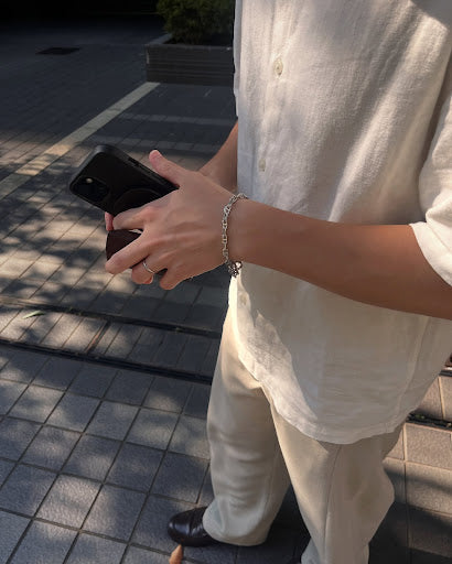 リネンスタイルに映える、さりげないシルバーアクセ