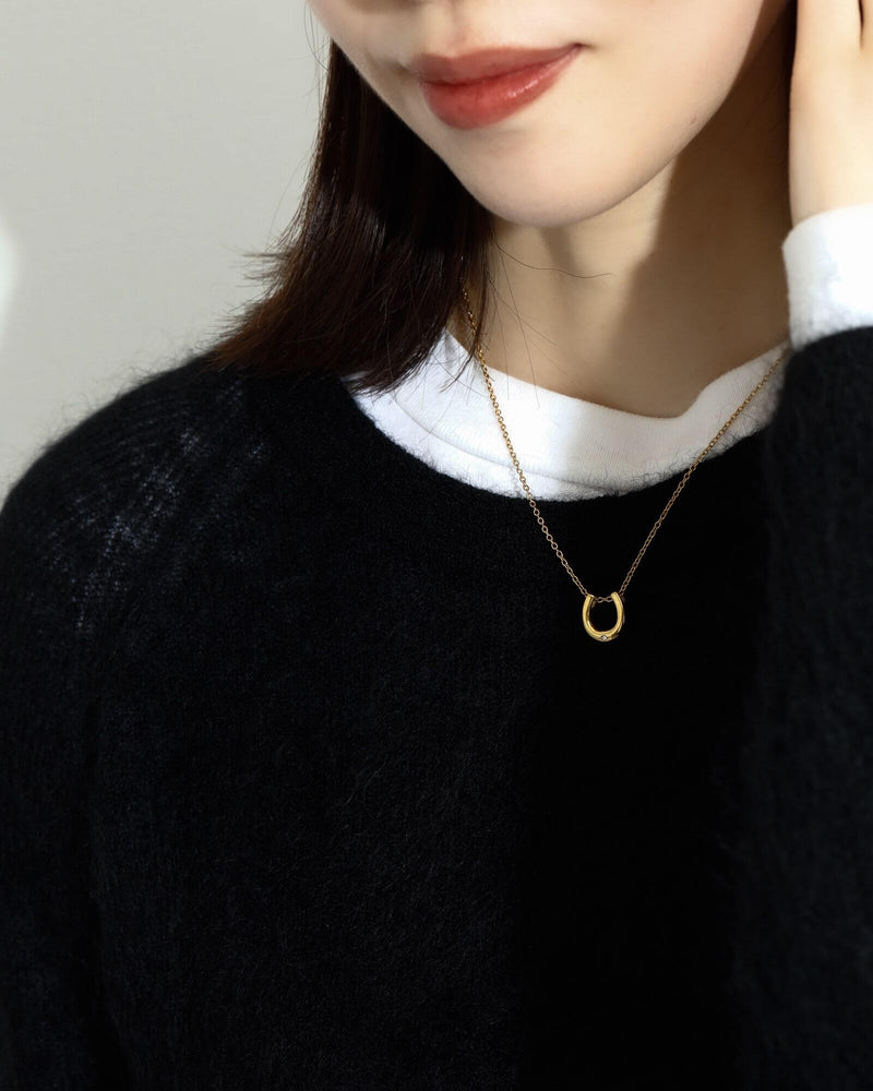 Horseshoe Necklace 着用イメージ