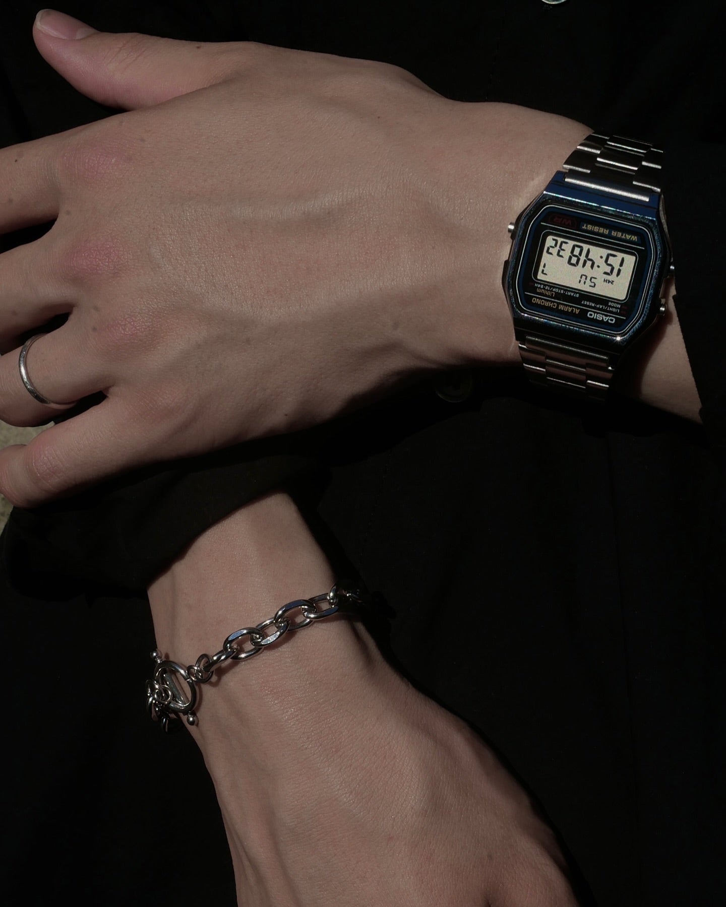 腕時計と合わせて着用したシルバーのチェーンブレスレットの手元コーデ