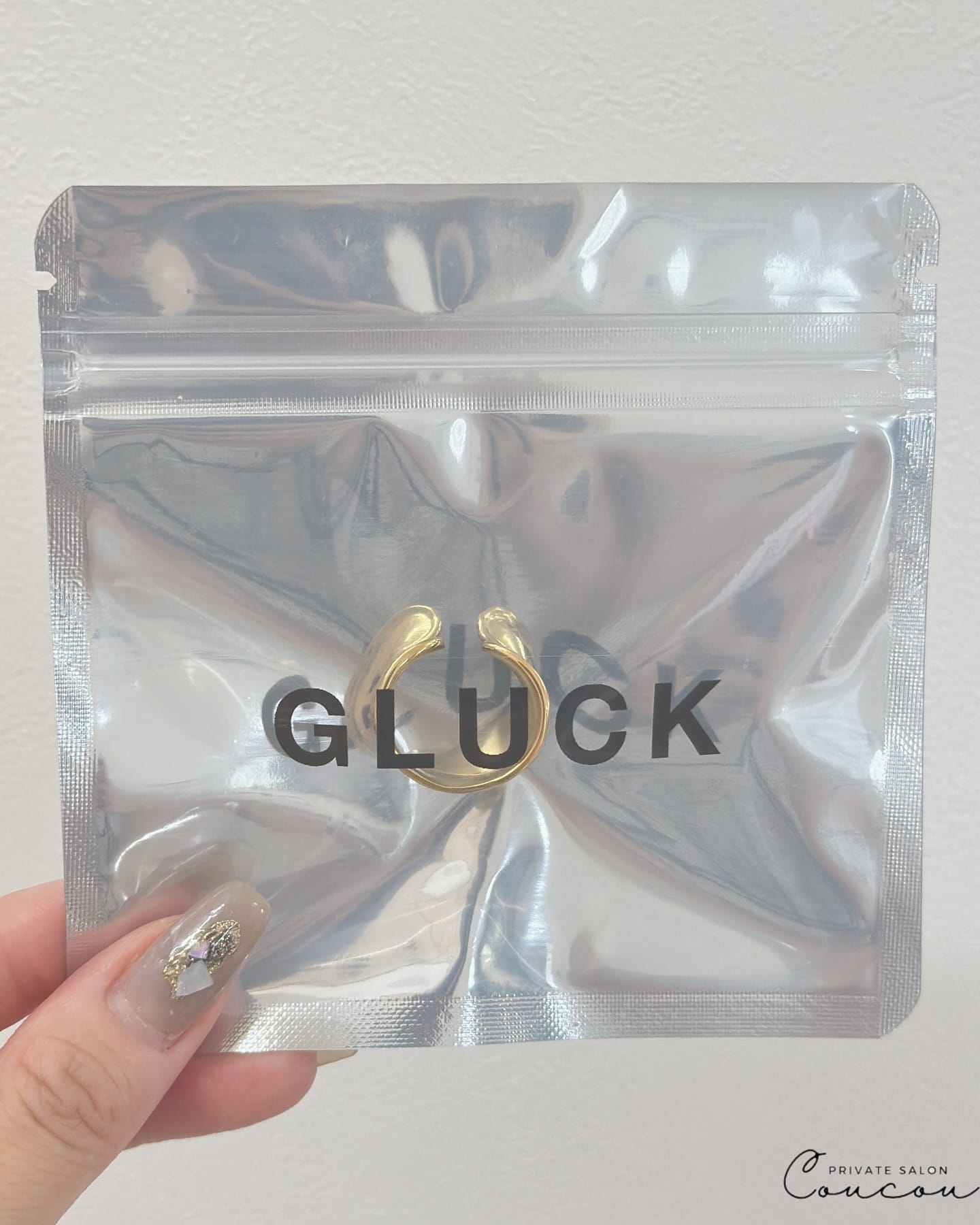 パッケージに入ったゴールドのオープンリング