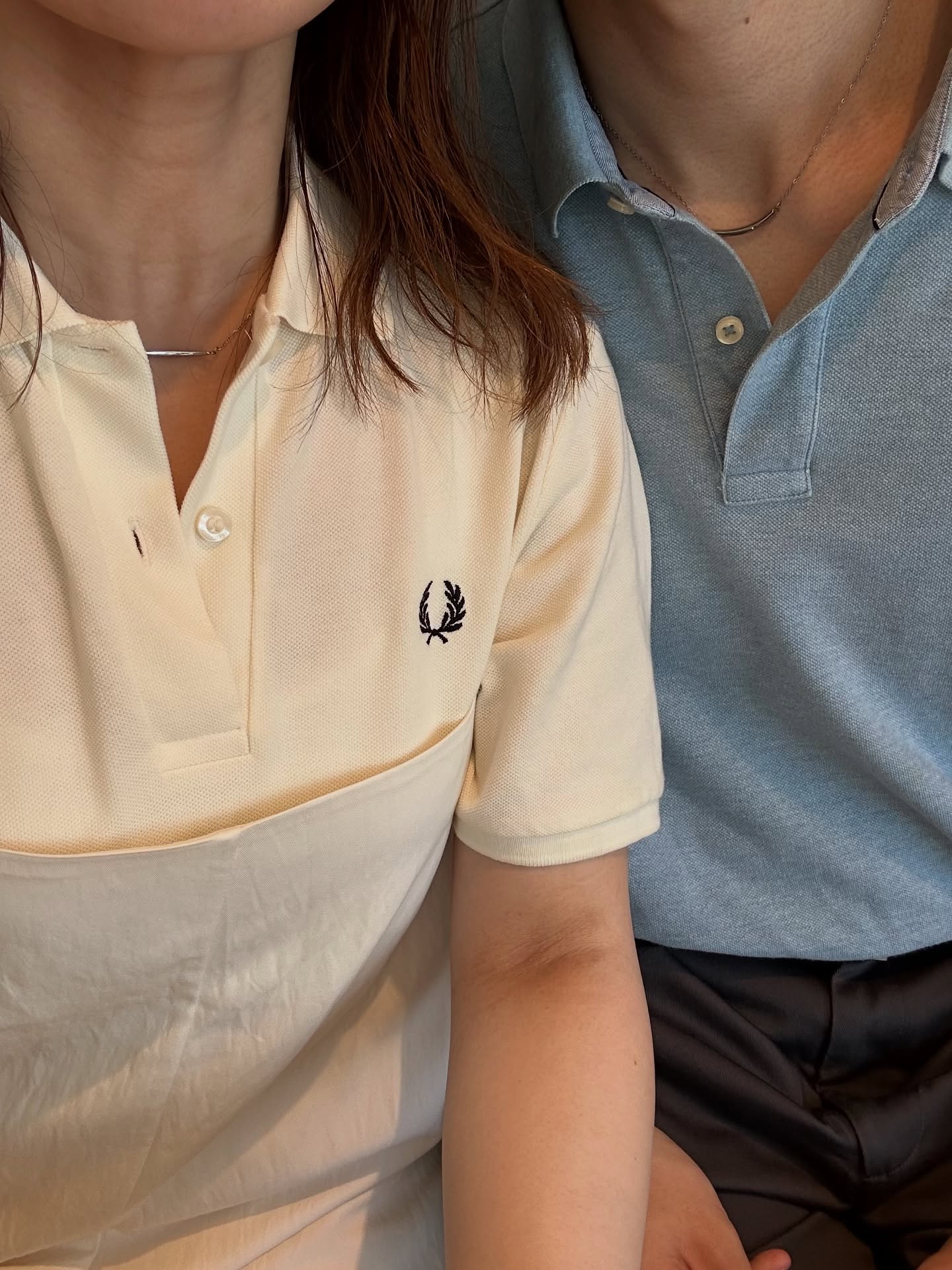 ペアでシンプルネックレスを着用したカップルのコーディネート例｜さりげないリンクスタイル