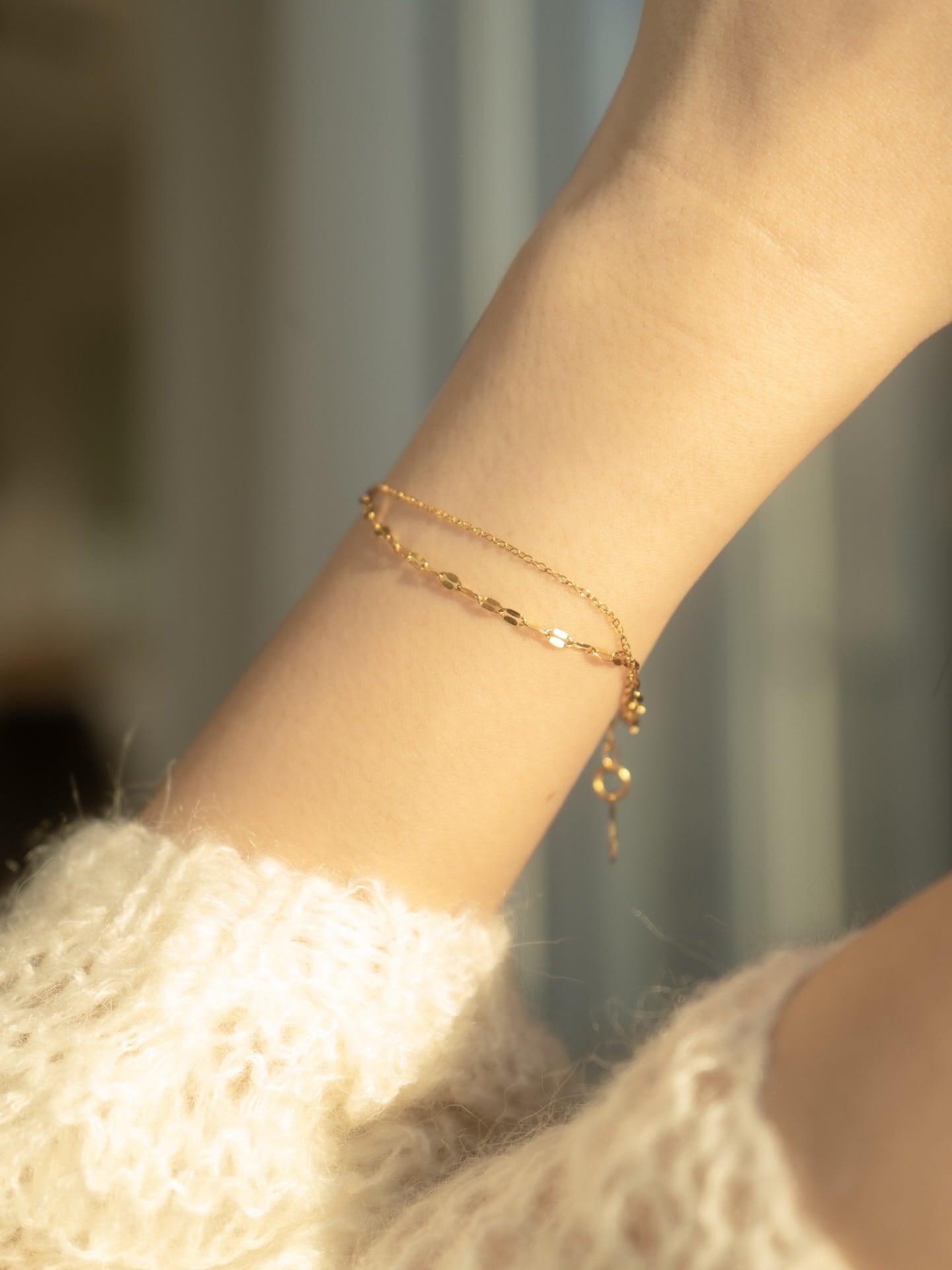 腕元の華奢なゴールドブレスレット