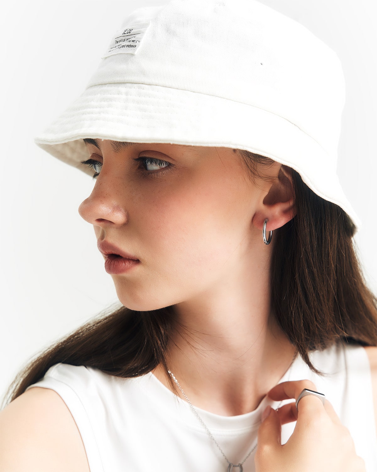 シルバーリングとピアスコーディネート